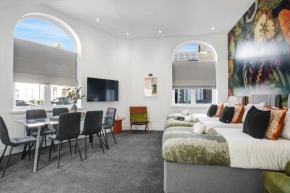 Stadium View Apartments #2 - New & Modern Twin Studio Flat- Sleeps 3